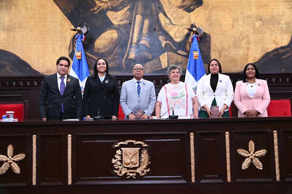 Mexicana Beatriz Paredes dicta charla en la Cámara de Diputados sobre violencia contra la mujer